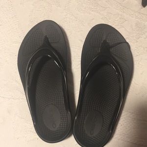 Black Oofos sandals
